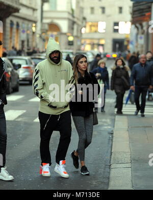 Milano, Andrea Petagna e nuova ragazza Michelly Sander nel centro del percussore di ATALANTA E DELLA NAZIONALE ANDREA PETAGNA, arriva in centro con la sua nuova ragazza, il 22-anno-vecchio modello brasiliano MICHELLY SANDER, che lo scorso anno è stata impegnata anche per un breve periodo di tempo con NICCOLO 'BETTARINI. Petagna indossa una felpa con il cofano viene tirato verso il basso sulla sua testa in modo da non essere riconosciuto, e insieme con la sua fidanzata Michelly entra nel famoso bar in Via Montenapoleone da 'Marchesi'. Due di essi lasciare dopo quasi un ora e fare una passeggiata attraverso le vie del centro prima di Foto Stock