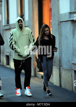 Milano, Andrea Petagna e nuova ragazza Michelly Sander nel centro del percussore di ATALANTA E DELLA NAZIONALE ANDREA PETAGNA, arriva in centro con la sua nuova ragazza, il 22-anno-vecchio modello brasiliano MICHELLY SANDER, che lo scorso anno è stata impegnata anche per un breve periodo di tempo con NICCOLO 'BETTARINI. Petagna indossa una felpa con il cofano viene tirato verso il basso sulla sua testa in modo da non essere riconosciuto, e insieme con la sua fidanzata Michelly entra nel famoso bar in Via Montenapoleone da 'Marchesi'. Due di essi lasciare dopo quasi un ora e fare una passeggiata attraverso le vie del centro prima di Foto Stock