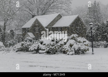 Wallingford, STATI UNITI D'AMERICA. Il 7 marzo 2018. La neve cade fino a 8' durante una né'pasqua vicino a Media PA Credito: Don Mennig/Alamy Live News Foto Stock