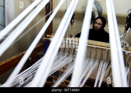 (180307) -- IL CAIRO, 7 marzo 2018 (Xinhua) -- Una donna egiziana rende un tappeto da materiali riciclati a un workshop in area di Moqattam del Cairo, Egitto, in data 7 marzo 2018. L'Associazione per la protezione dell'ambiente (APE) impostare il workshop come un reddito generare programma volto a potenziare le donne del Zabbaleen (garbage collector in arabo) comunità per migliorare la propria vita. Agendo come un hub di sicuro per una tale auto-racchiuso comunità, la scimmia ha lavorato per quasi tre decenni di offrire tanto bisogno di lavoro, la salute e l'istruzione cura di più di 70.000 residenti nella città di immondizia di Cair Foto Stock