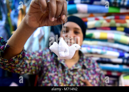 (180307) -- IL CAIRO, 7 marzo 2018 (Xinhua) -- Una donna egiziana visualizza una artigianale realizzato con materiali riciclati a un workshop in area di Moqattam del Cairo, Egitto, in data 7 marzo 2018. L'Associazione per la protezione dell'ambiente (APE) impostare il workshop come un reddito generare programma volto a potenziare le donne del Zabbaleen (garbage collector in arabo) comunità per migliorare la propria vita. Agendo come un hub di sicuro per una tale auto-racchiuso comunità, la scimmia ha lavorato per quasi tre decenni di offrire tanto bisogno di lavoro, la salute e l'istruzione cura di più di 70.000 residenti nella spazzatura Foto Stock