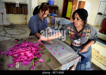 (180307) -- IL CAIRO, 7 marzo 2018 (Xinhua) -- le donne egiziane fare artigianato con fiori e materiali riciclati a un workshop in area di Moqattam del Cairo, Egitto, in data 7 marzo 2018. L'Associazione per la protezione dell'ambiente (APE) impostare il workshop come un reddito generare programma volto a potenziare le donne del Zabbaleen (garbage collector in arabo) comunità per migliorare la propria vita. Agendo come un hub di sicuro per una tale auto-racchiuso comunità, la scimmia ha lavorato per quasi tre decenni di offrire tanto bisogno di lavoro, la salute e l'istruzione cura di più di 70.000 residenti nella spazzatura C Foto Stock