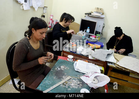 (180307) -- IL CAIRO, 7 marzo 2018 (Xinhua) -- le donne egiziane fare artigianato da materiali riciclati a un workshop in area di Moqattam del Cairo, Egitto, in data 7 marzo 2018. L'Associazione per la protezione dell'ambiente (APE) impostare il workshop come un reddito generare programma volto a potenziare le donne del Zabbaleen (garbage collector in arabo) comunità per migliorare la propria vita. Agendo come un hub di sicuro per una tale auto-racchiuso comunità, la scimmia ha lavorato per quasi tre decenni di offrire tanto bisogno di lavoro, la salute e l'istruzione cura di più di 70.000 residenti nella città di immondizia del Cairo Foto Stock