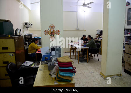 (180307) -- IL CAIRO, 7 marzo 2018 (Xinhua) -- le donne egiziane fare artigianato da materiali riciclati a un workshop in area di Moqattam del Cairo, Egitto, in data 7 marzo 2018. L'Associazione per la protezione dell'ambiente (APE) impostare il workshop come un reddito generare programma volto a potenziare le donne del Zabbaleen (garbage collector in arabo) comunità per migliorare la propria vita. Agendo come un hub di sicuro per una tale auto-racchiuso comunità, la scimmia ha lavorato per quasi tre decenni di offrire tanto bisogno di lavoro, la salute e l'istruzione cura di più di 70.000 residenti nella città di immondizia del Cairo Foto Stock