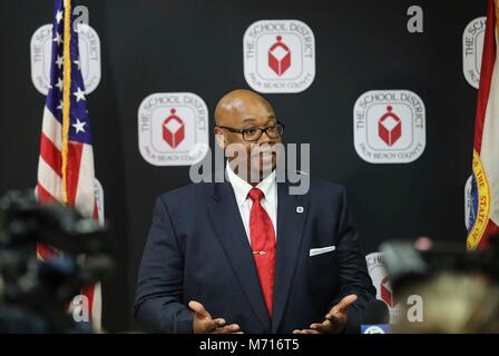 Florida, Stati Uniti d'America. 7 Mar, 2018. Nuove scuole soprintendente Dr. Donald Fennoy parla ai membri dei media mercoledì 7 marzo 2018. Credito: Bruce R. Bennett/Palm Beach post/ZUMA filo/Alamy Live News Foto Stock