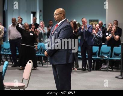 Florida, Stati Uniti d'America. 7 Mar, 2018. I membri del pubblico applaudire dopo Dr. Donald Fennoy viene denominato come il nuovo sovrintendente delle scuole mercoledì 7 marzo 2018. Credito: Bruce R. Bennett/Palm Beach post/ZUMA filo/Alamy Live News Foto Stock