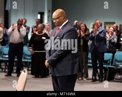 Florida, Stati Uniti d'America. 7 Mar, 2018. I membri del pubblico applaudire come Dr. Donald Fennoy viene denominato come il nuovo sovrintendente delle scuole mercoledì 7 marzo 2018. Credito: Bruce R. Bennett/Palm Beach post/ZUMA filo/Alamy Live News Foto Stock