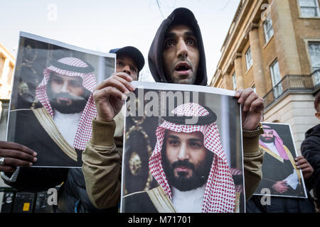 Londra, Regno Unito. Il 7 marzo 2018. British sauditi festeggiare l'arrivo del principe saudita Mohammad Bin Salman Al 10 di Downing Street come egli incontra il Primo Ministro britannico Theresa Maggio come parte di una visita di tre giorni per il Regno Unito. Credito: Guy Corbishley/Alamy Live News Foto Stock