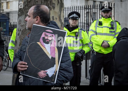 Londra, Regno Unito. Il 7 marzo 2018. British sauditi festeggiare l'arrivo del principe saudita Mohammad Bin Salman Al 10 di Downing Street come egli incontra il Primo Ministro britannico Theresa Maggio come parte di una visita di tre giorni per il Regno Unito. Credito: Guy Corbishley/Alamy Live News Foto Stock