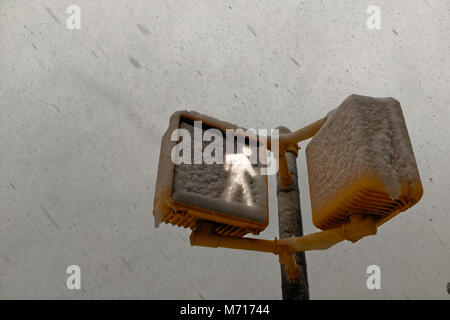 Brooklyn, Stati Uniti d'America. Il 7 marzo 2018. Segnale di attraversamento coperto di neve durante la né'Pasqua di Marzo 7th, 2018 a Brooklyn New York. Credito: OneDayOneImage/Alamy Live News Foto Stock