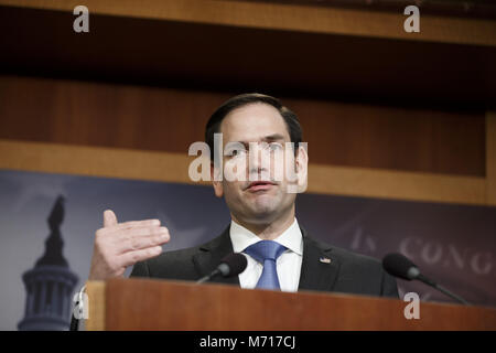 Washington, Distretto di Columbia, Stati Uniti d'America. 7 Mar, 2018. Stati Uniti il senatore Marco Rubio, Repubblicani della Florida, parla nel corso di una conferenza stampa per introdurre la nuova pistola di prevenzione della violenza la legislazione. Credito: Alex Edelman/CNP Credito: Alex Edelman/CNP/ZUMA filo/Alamy Live News Foto Stock