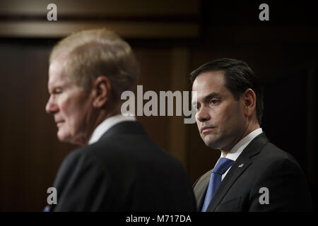 Washington, Distretto di Columbia, Stati Uniti d'America. 7 Mar, 2018. Stati Uniti il senatore Marco Rubio, Repubblicani della Florida, durante una conferenza stampa per introdurre la nuova pistola di prevenzione della violenza la legislazione. Credito: Alex Edelman/CNP Credito: Alex Edelman/CNP/ZUMA filo/Alamy Live News Foto Stock