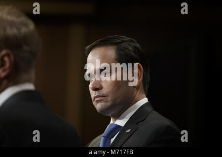 Washington, Distretto di Columbia, Stati Uniti d'America. 7 Mar, 2018. Stati Uniti il senatore Marco Rubio, Repubblicani della Florida, durante una conferenza stampa per introdurre la nuova pistola di prevenzione della violenza la legislazione. Credito: Alex Edelman/CNP Credito: Alex Edelman/CNP/ZUMA filo/Alamy Live News Foto Stock