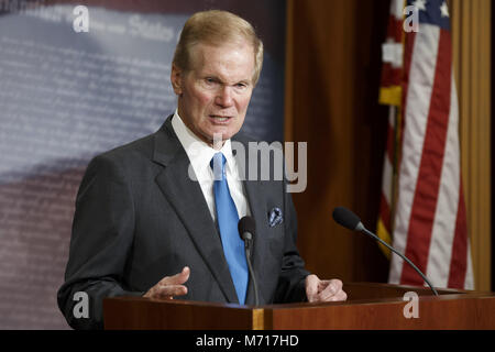 Washington, Distretto di Columbia, Stati Uniti d'America. 7 Mar, 2018. Stati Uniti il senatore Bill Nelson, democratici della Florida, parla nel corso di una conferenza stampa per introdurre la nuova pistola di prevenzione della violenza la legislazione. Credito: Alex Edelman/CNP Credito: Alex Edelman/CNP/ZUMA filo/Alamy Live News Foto Stock