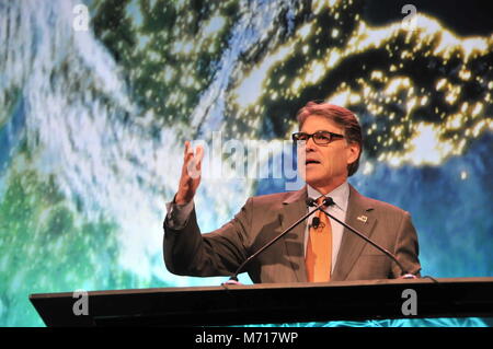 Houston, Stati Uniti d'America. 7 Mar, 2018. Stati Uniti Il Segretario dell'energia Rick Perry offre un discorso all'incontro CERAWeek a Houston, Texas, Stati Uniti, in data 7 marzo 2018. Gli Stati Uniti è che abbraccia 'nuova energia realismo' con l aiuto di innovazione industriale e di miglioramento tecnologico, Rick Perry ha detto in Houston il mercoledì. Credito: Liu Liwei/Xinhua/Alamy Live News Foto Stock