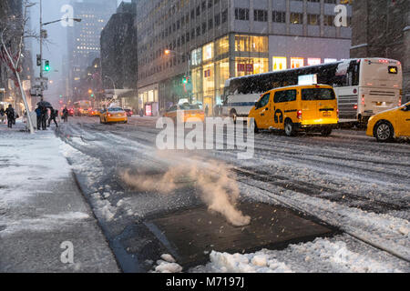 La città di New York, Stati Uniti d'America. Il 7 marzo 2018. Nevicata nella città di New York, Stati Uniti, mercoledì 07 marzo 2018., Fifth Avenue di credito: Nino Marcutti/Alamy Live News Foto Stock