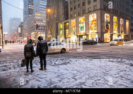 La città di New York, Stati Uniti d'America. Il 7 marzo 2018. Nevicata nella città di New York, Stati Uniti, mercoledì 07 marzo 2018., Fifth Avenue di credito: Nino Marcutti/Alamy Live News Foto Stock