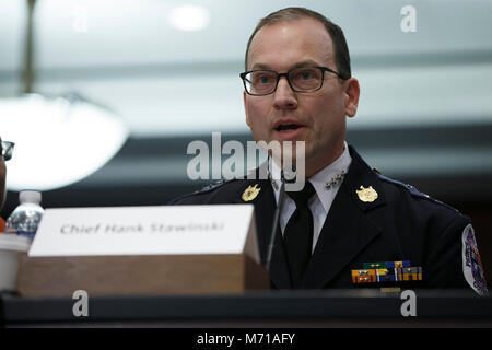 Prince George County Maryland capo di polizia di Hank Stawinski parla al Senato degli Stati Uniti democratici nel corso di una audizione sulla protezione dei bambini dalla violenza della pistola sul Campidoglio di Washington, D. C. Il 7 marzo 2018. Credito: Alex Edelman/CNP /MediaPunch Foto Stock