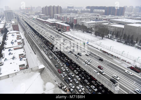 Changchun, Changchun, Cina. 7 Mar, 2018. Changchun, Cina-7marzo 2018: Automobili girano lentamente a causa di inceppamento di traffico nel giorno nevoso di Changchun, a nord-est della Cina di provincia di Jilin. Credito: SIPA Asia/ZUMA filo/Alamy Live News Foto Stock