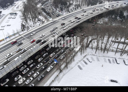 Changchun, Changchun, Cina. 7 Mar, 2018. Changchun, Cina-7marzo 2018: Automobili girano lentamente a causa di inceppamento di traffico nel giorno nevoso di Changchun, a nord-est della Cina di provincia di Jilin. Credito: SIPA Asia/ZUMA filo/Alamy Live News Foto Stock