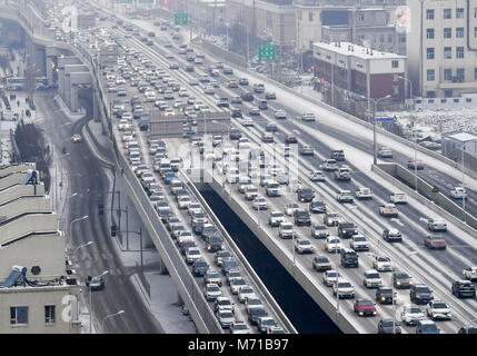 Changchun, Changchun, Cina. 7 Mar, 2018. Changchun, Cina-7marzo 2018: Automobili girano lentamente a causa di inceppamento di traffico nel giorno nevoso di Changchun, a nord-est della Cina di provincia di Jilin. Credito: SIPA Asia/ZUMA filo/Alamy Live News Foto Stock