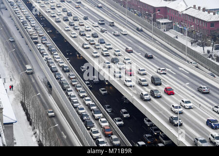 Changchun, Changchun, Cina. 7 Mar, 2018. Changchun, Cina-7marzo 2018: Automobili girano lentamente a causa di inceppamento di traffico nel giorno nevoso di Changchun, a nord-est della Cina di provincia di Jilin. Credito: SIPA Asia/ZUMA filo/Alamy Live News Foto Stock