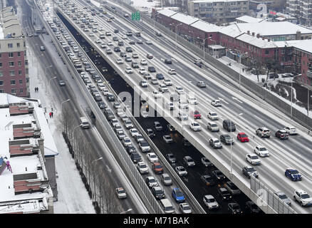 Changchun, Changchun, Cina. 7 Mar, 2018. Changchun, Cina-7marzo 2018: Automobili girano lentamente a causa di inceppamento di traffico nel giorno nevoso di Changchun, a nord-est della Cina di provincia di Jilin. Credito: SIPA Asia/ZUMA filo/Alamy Live News Foto Stock