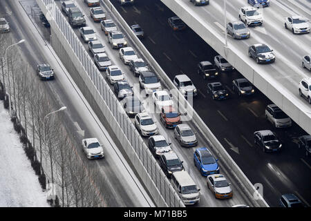 Changchun, Changchun, Cina. 7 Mar, 2018. Changchun, Cina-7marzo 2018: Automobili girano lentamente a causa di inceppamento di traffico nel giorno nevoso di Changchun, a nord-est della Cina di provincia di Jilin. Credito: SIPA Asia/ZUMA filo/Alamy Live News Foto Stock