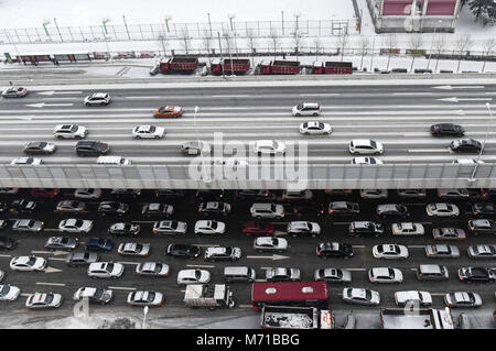 Changchun, Changchun, Cina. 7 Mar, 2018. Changchun, Cina-7marzo 2018: Automobili girano lentamente a causa di inceppamento di traffico nel giorno nevoso di Changchun, a nord-est della Cina di provincia di Jilin. Credito: SIPA Asia/ZUMA filo/Alamy Live News Foto Stock