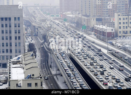 Changchun, Changchun, Cina. 7 Mar, 2018. Changchun, Cina-7marzo 2018: Automobili girano lentamente a causa di inceppamento di traffico nel giorno nevoso di Changchun, a nord-est della Cina di provincia di Jilin. Credito: SIPA Asia/ZUMA filo/Alamy Live News Foto Stock