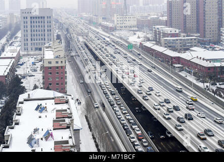 Changchun, Changchun, Cina. 7 Mar, 2018. Changchun, Cina-7marzo 2018: Automobili girano lentamente a causa di inceppamento di traffico nel giorno nevoso di Changchun, a nord-est della Cina di provincia di Jilin. Credito: SIPA Asia/ZUMA filo/Alamy Live News Foto Stock