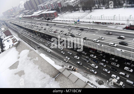 Changchun, Changchun, Cina. 7 Mar, 2018. Changchun, Cina-7marzo 2018: Automobili girano lentamente a causa di inceppamento di traffico nel giorno nevoso di Changchun, a nord-est della Cina di provincia di Jilin. Credito: SIPA Asia/ZUMA filo/Alamy Live News Foto Stock