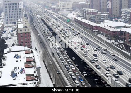 Changchun, Changchun, Cina. 7 Mar, 2018. Changchun, Cina-7marzo 2018: Automobili girano lentamente a causa di inceppamento di traffico nel giorno nevoso di Changchun, a nord-est della Cina di provincia di Jilin. Credito: SIPA Asia/ZUMA filo/Alamy Live News Foto Stock