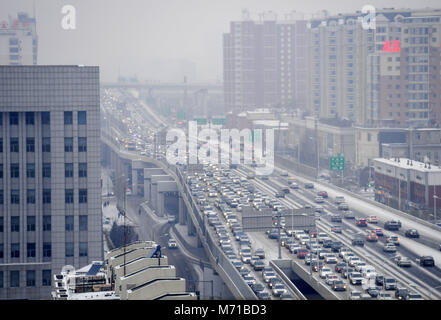 Changchun, Changchun, Cina. 7 Mar, 2018. Changchun, Cina-7marzo 2018: Automobili girano lentamente a causa di inceppamento di traffico nel giorno nevoso di Changchun, a nord-est della Cina di provincia di Jilin. Credito: SIPA Asia/ZUMA filo/Alamy Live News Foto Stock