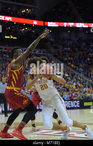 Kansas City, Missouri, Stati Uniti d'America. 07Th Mar, 2018. Texas Longhorns avanti Gerico Sims (20) rigidi per il cestello durante il 2018 Phillips 66 12 grandi di pallacanestro degli uomini di campionato di gioco tra il Texas Longhorns e l'Iowa State cicloni presso il Centro Sprint a Kansas City, Missouri. Kendall Shaw/CSM/Alamy Live News Foto Stock