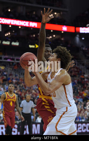 Kansas City, Missouri, Stati Uniti d'America. 07Th Mar, 2018. Texas Longhorns avanti Gerico Sims (20) rigidi per il cestello durante il 2018 Phillips 66 12 grandi di pallacanestro degli uomini di campionato di gioco tra il Texas Longhorns e l'Iowa State cicloni presso il Centro Sprint a Kansas City, Missouri. Kendall Shaw/CSM/Alamy Live News Foto Stock