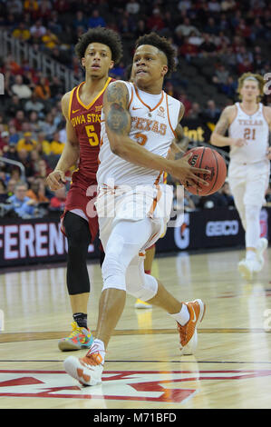 Kansas City, Missouri, Stati Uniti d'America. 07Th Mar, 2018. Texas Longhorns guard Jacob giovani (3) rigidi per il cestello durante il 2018 Phillips 66 12 grandi di pallacanestro degli uomini di campionato di gioco tra il Texas Longhorns e l'Iowa State cicloni presso il Centro Sprint a Kansas City, Missouri. Kendall Shaw/CSM/Alamy Live News Foto Stock