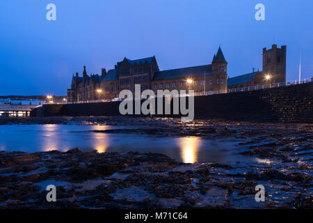Aberystwyth, Ceredigion, Wales, Regno Unito 08 marzo 2018 UK Meteo: un umido e freddo mattino lungo Aberystwyth lungomare di Alba. Credito: Ian Jones/Alamy Live News. Foto Stock