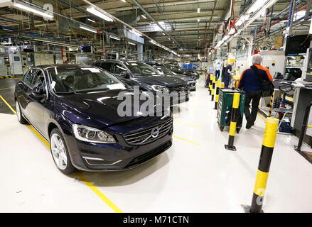 (180308) -- PECHINO, 8 marzo 2018 (Xinhua) -- File foto scattata il 24 Maggio 2017 mostra un lavoratore passeggiate passato recente-autovetture assemblate all'auto Volvo Gent a Gand, Belgio. Auto Volvo Gent, il secondo più grande gruppo Volvo linea tranne che in Svezia è stato acquistato dai cinesi del costruttore di automobili Geely Holding Group nel 2010. La Cina mira a vedere l'espansione economica intorno al 6,5 per cento di quest'anno, secondo il governo del rapporto di lavoro rilasciato Lunedi. La proiezione di espansione economica di quest'anno dovrebbe anche essere raggiungibili senza troppa difficoltà, secondo il cinese osservatori economici. Questa sentenza Foto Stock