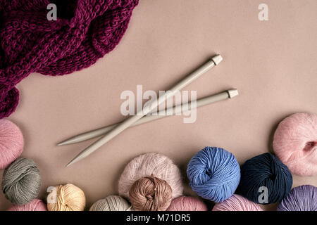 Set di lana colorata di un filato su sfondo beige. Vista superiore Foto Stock