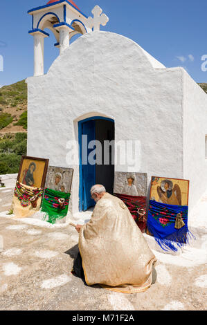 OLYMPOS, isola di Karpathos, la processione di Pasqua martedì le icone sono a piedi nel villaggio e tutta la valle con un arresto in ogni cappella Foto Stock