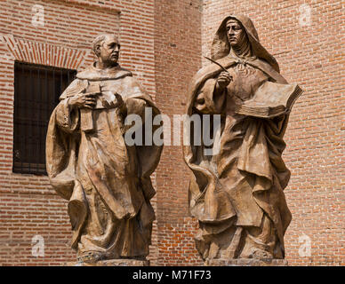 Statua in Plaza de San Juan de la Cruz per la commemorazione del primo incontro di santa Teresa di Gesù (noto anche come Santa Teresa d Avila) e San Giovanni di t Foto Stock
