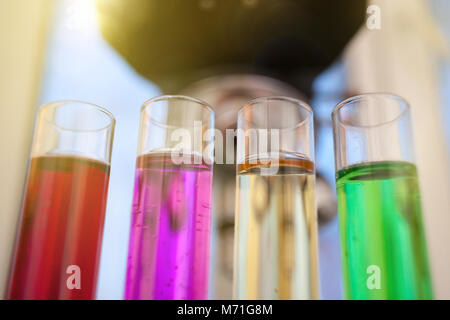 Tubi da laboratorio è utilizzato dagli scienziati e studenti per il lavoro di analisi e di studio nei laboratori chimici, per esperimenti di ricerca nel campo della scienza, istruzione d Foto Stock