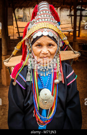 La Akha (E-Kor) Hilltribe Popolo della Cina; Laos Myanmar (Birmania) e nel nord della Thailandia, questa tribù vive nei pressi di Chaing Rai nel nord della Thailandia. Foto Stock