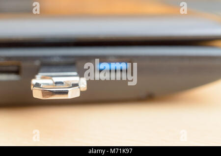 Un metallo di unità flash nella porta USB di un computer portatile di close-up Foto Stock