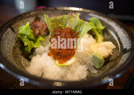 Sashimi Ikura - Materie di uova di salmone raffreddata su ghiaccio Foto Stock