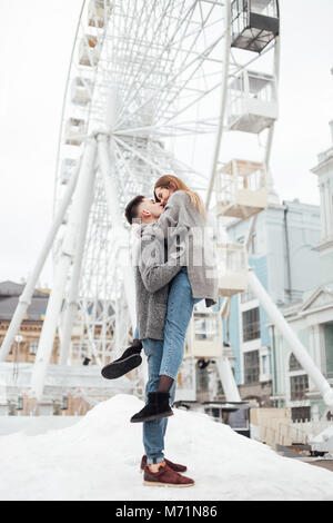 Paio di trascorrere del tempo con ciascun altro, stand per la strada e il bacio Foto Stock