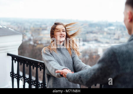 Paio di trascorrere del tempo con ciascun altro, stand per la strada e il bacio Foto Stock