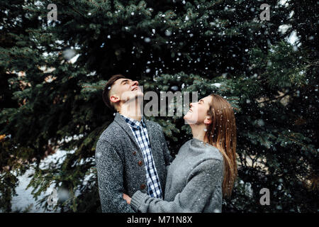 Paio di trascorrere del tempo con ciascun altro, stand per la strada e il bacio Foto Stock