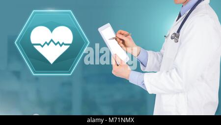 Medico tenendo tablet con cuore mediche bpm rhythm interfaccia icona esagonale Foto Stock